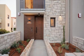 Caja de seguridad en la habitación y sistema de insonorización 