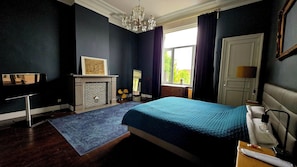 Suite, uitzicht op tuin | Verduisterende gordijnen, een strijkplank/strijkijzer, gratis wifi