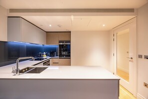 Private kitchen - Modern 2BR Flat w/ Balcony – Prime London Location (London)