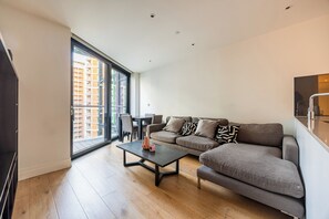 Living area - Modern 2BR Flat w/ Balcony – Prime London Location (London)