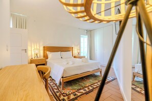 1 makuuhuone, työpöytä, silitysrauta/-lauta, vauvan matkasänky