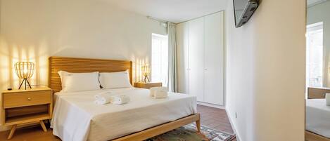 1 chambre, bureau, fer et planche à repasser, lit parapluie