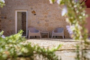 Terrace/patio - Studio Apartment with Queen Bed - Casa da Brêa (Santa Marta de Portuzelo)