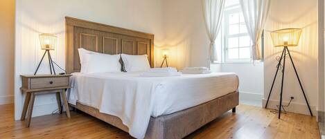 7 bedrooms, desk, iron/ironing board, travel cot