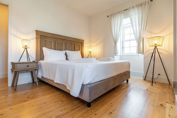 7 habitaciones, escritorio y tabla de planchar con plancha 
