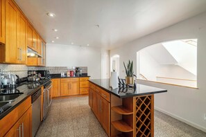 Maison (5 Bedrooms) | Cuisine privée | Four à micro-ondes, un four, cafétière à espresso, cafetière-théière