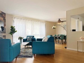 House (3 Bedrooms) | Living area