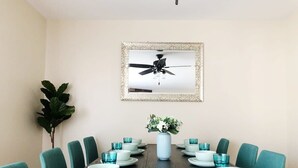 Ferienhaus (3 Bedrooms) | Essbereich im Zimmer