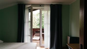 Free WiFi, bed sheets