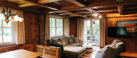 Comfort Apartment, 3 Bedrooms, Courtyard View | Living area