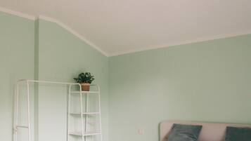 Comfort-Apartment, 1 Queen-Bett, Balkon, Blick auf den Innenhof | Kostenloses WLAN, Bettwäsche