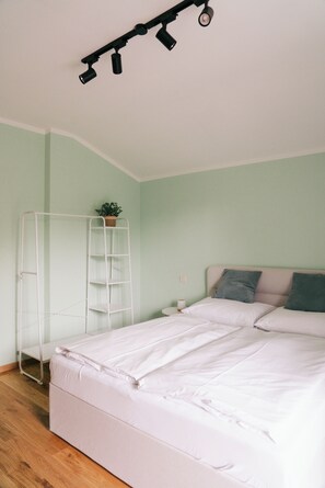 Comfort Apartment, 1 Queen Bed, Balcony, Courtyard View - Urban Boutique Privatzimmervermietung (Salzburg)