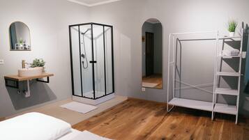 Comfort-Apartment, 3 Schlafzimmer, Blick auf den Innenhof | 1 Schlafzimmer, kostenloses WLAN, Bettwäsche