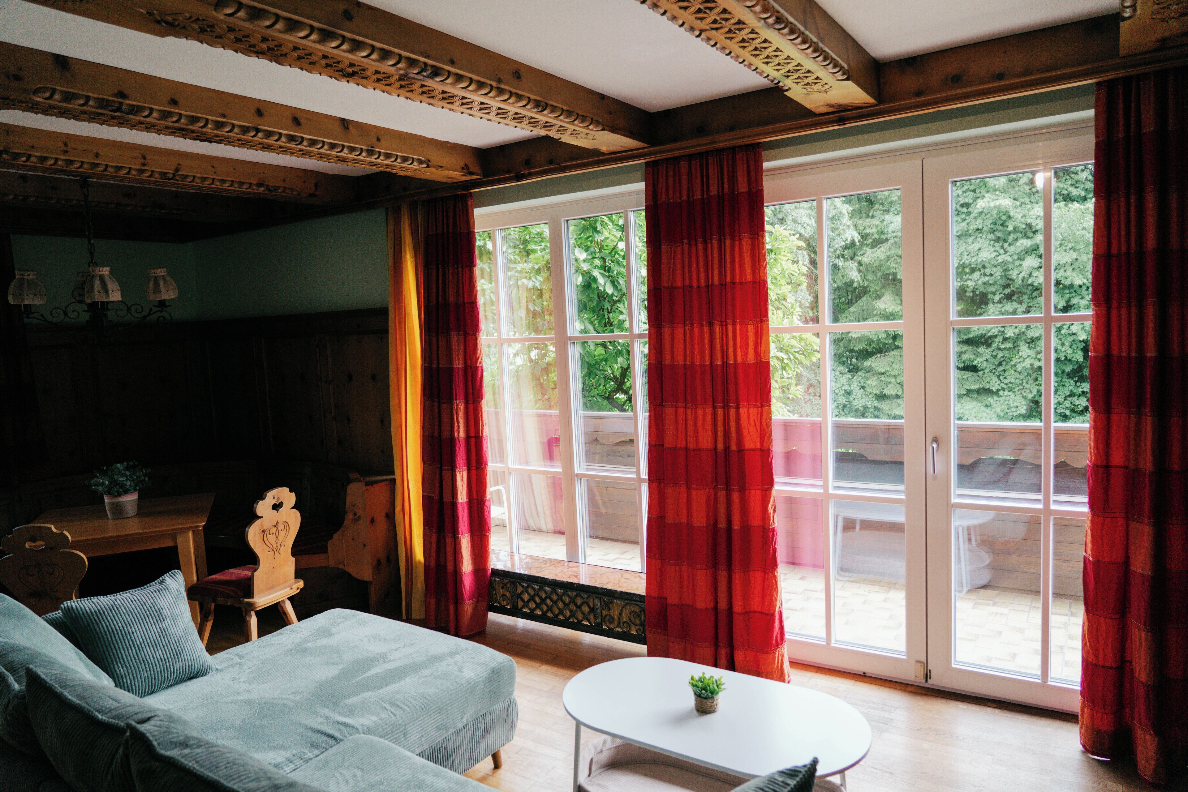 Comfort-Apartment, 1 Schlafzimmer, Balkon, Blick auf den Innenhof | Wohnbereich | 50-Zoll-Flachbildfernseher mit Kabelempfang
