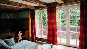 Comfort-Apartment, 1 Schlafzimmer, Balkon, Blick auf den Innenhof | Wohnbereich | 50-Zoll-Flachbildfernseher mit Kabelempfang