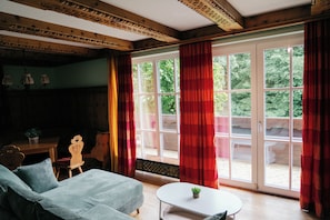Appartement Confort, 1 chambre, balcon, vue cour intérieure | Coin séjour