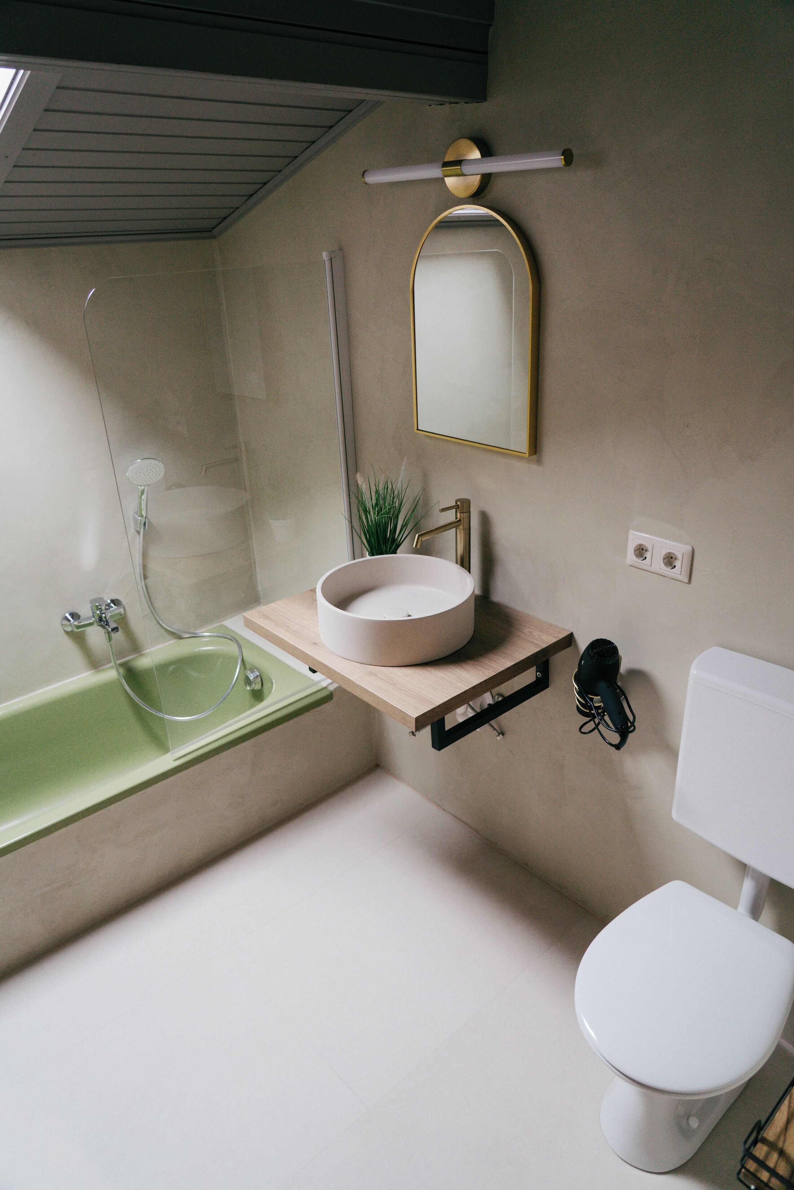 Comfort-Apartment, 1 Queen-Bett, Balkon, Blick auf den Innenhof | Badezimmer | Haartrockner, Handtücher, Seife, Shampoo