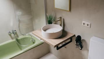 Comfort-Apartment, 1 Queen-Bett, Balkon, Blick auf den Innenhof | Badezimmer | Haartrockner, Handtücher, Seife, Shampoo