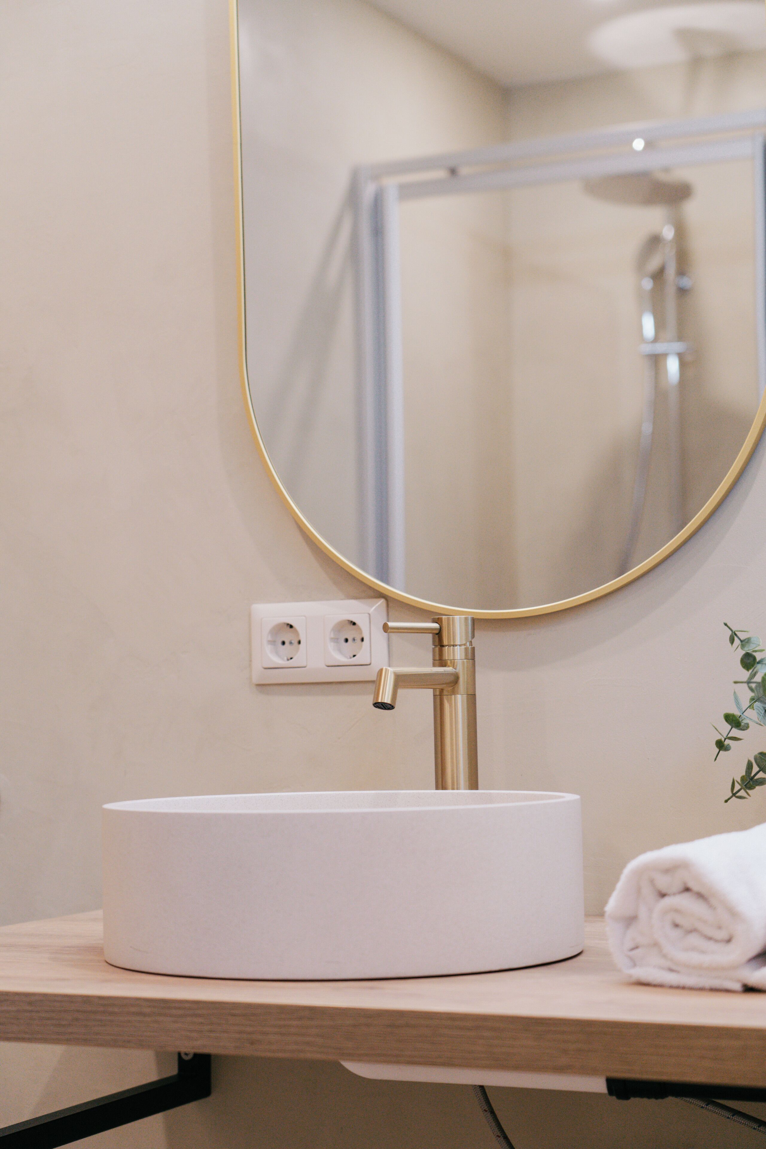 Comfort-Apartment, 3 Schlafzimmer, Blick auf den Innenhof | Badezimmer | Haartrockner, Handtücher, Seife, Shampoo