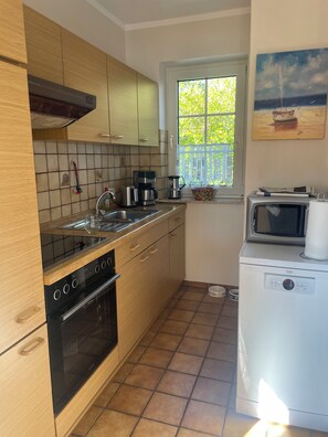 Jääkaappi, mikroaaltouuni, liesi, astianpesukone