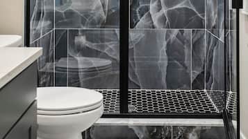 Douche, sèche-cheveux, serviettes fournies, savon