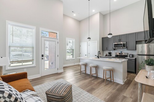 Evelyn 101 - Dramatic 16ft ceilings in this spacious 1 BR in serene Forest Hill