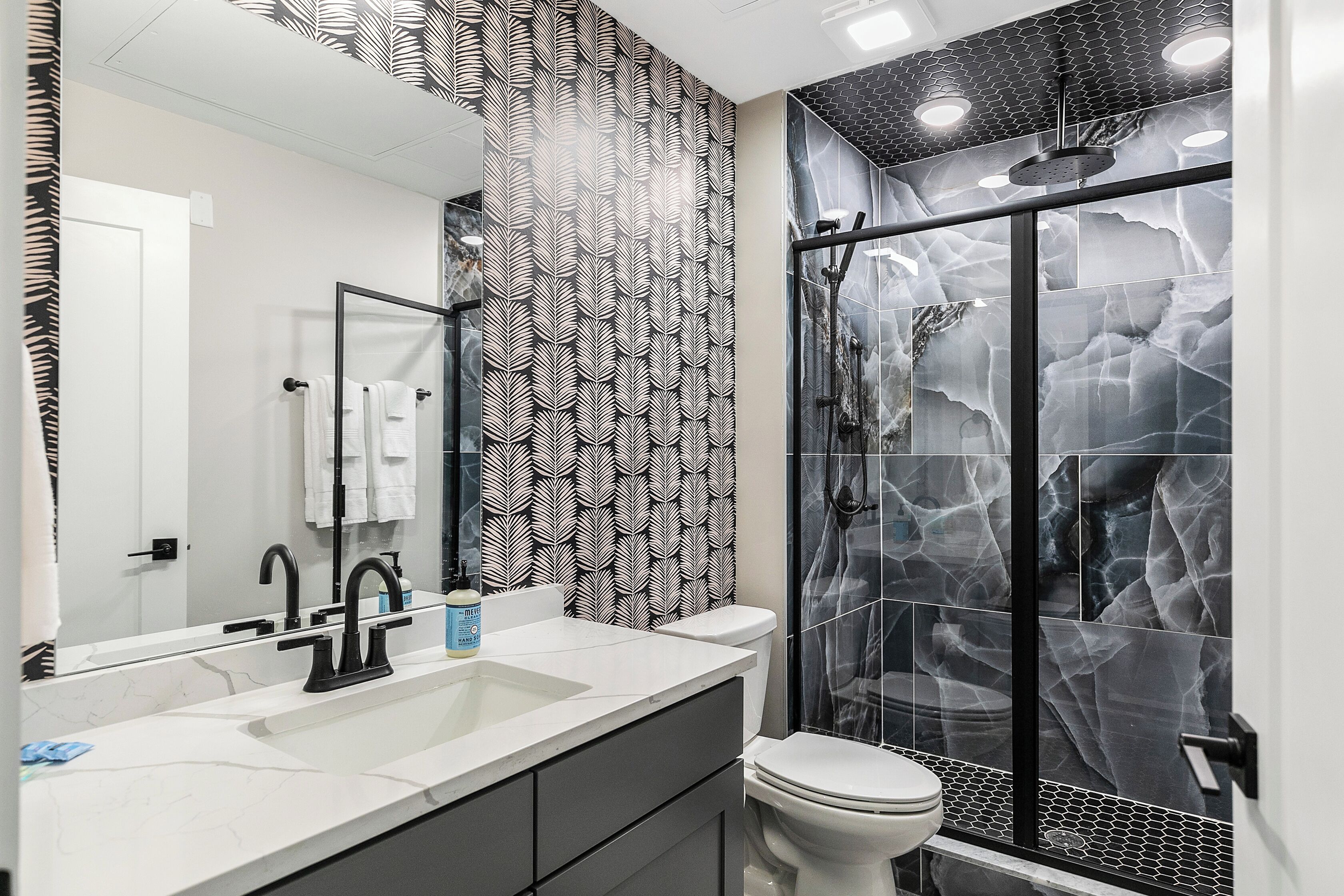 Douche, sèche-cheveux, serviettes fournies, savon