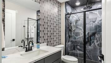 Douche, sèche-cheveux, serviettes fournies, savon