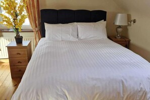 1 bedroom, iron/ironing board, free WiFi, bed sheets - Villa Daffodil - Sleeps 2 & Stunning Seaside Views (Cahirciveen)