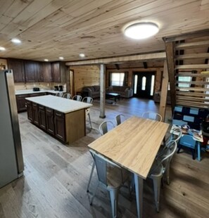 Interior - Cozy 4-bedroom cabin with WiFi, AC in brilliant Flat Rock (Flat Rock)