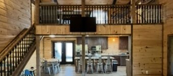 Cozy 4-bedroom cabin with WiFi, AC in brilliant Flat Rock