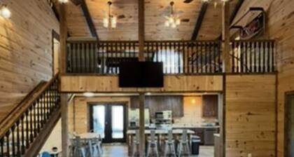 Cozy 4-bedroom cabin with WiFi, AC in brilliant Flat Rock