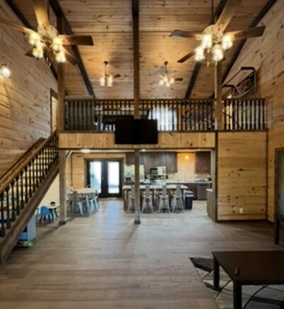 Cozy 4-bedroom cabin with WiFi, AC in brilliant Flat Rock