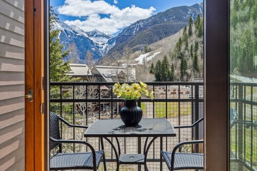 Cimarron ONE: A TRUE Ski IN/OUT condo!