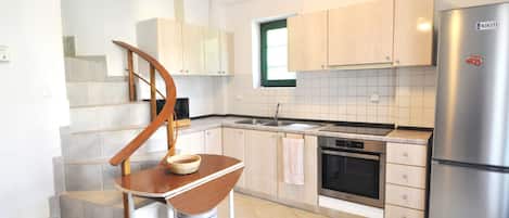 Comfort Townhome, Beach View | Private kitchen | High chair