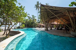 Piscine extérieure, parasols de plage, chaises longues