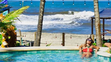 Piscine extérieure, parasols de plage, chaises longues