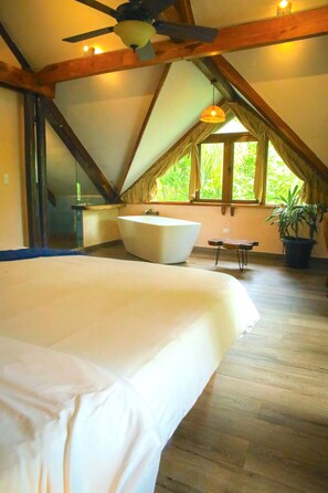 Phòng Suite, ban công, quang cảnh vườn | 1 phòng ngủ, két bảo mật tại phòng
