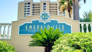 Emerald Isle -lomakeskuksen ulkopuoli, jossa on selkeästi näkyvä kyltti, jossa on lomakeskuksen nimi ja logo.