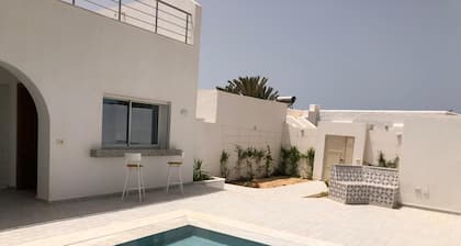 Charming 4-bedroom villa with pooland with WiFi in delightful Houmt Souk