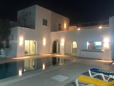 Charming 4-bedroom villa with pooland  with WiFi in delightful Houmt Souk