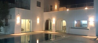 Charming 4-bedroom villa with pooland with WiFi in delightful Houmt Souk