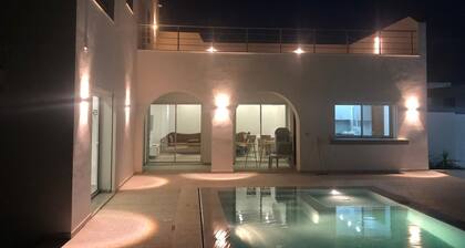 Charming 4-bedroom villa with pooland with WiFi in delightful Houmt Souk