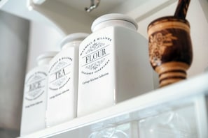 A kitchen shelf with white ceramic containers labeled 'MAXWELL & WILLIAMS Flour Designer Home Cottage Kitchen Collection'. - Country House Montorfano (Capiago Intimiano)