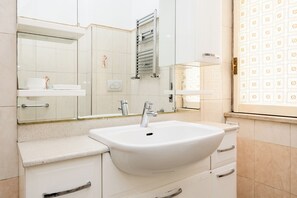 Regadera, secadora de cabello, bidet, toallas 