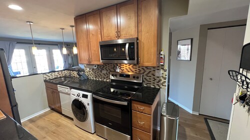 Charming 1-bedroom apartment with WiFi, AC in Glenview, great school district