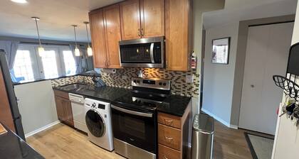 Charming 1-bedroom apartment with WiFi, AC in Glenview, great school district