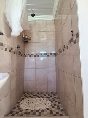 Douche, séchoir à cheveux, serviettes fournies, savon
