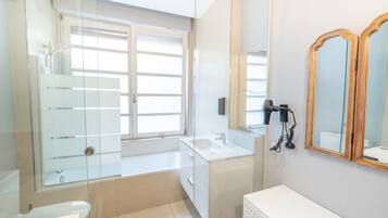 Haartrockner, Handtücher, Seife, Toilettenpapier