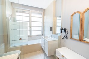 Haartrockner, Handtücher, Seife, Toilettenpapier